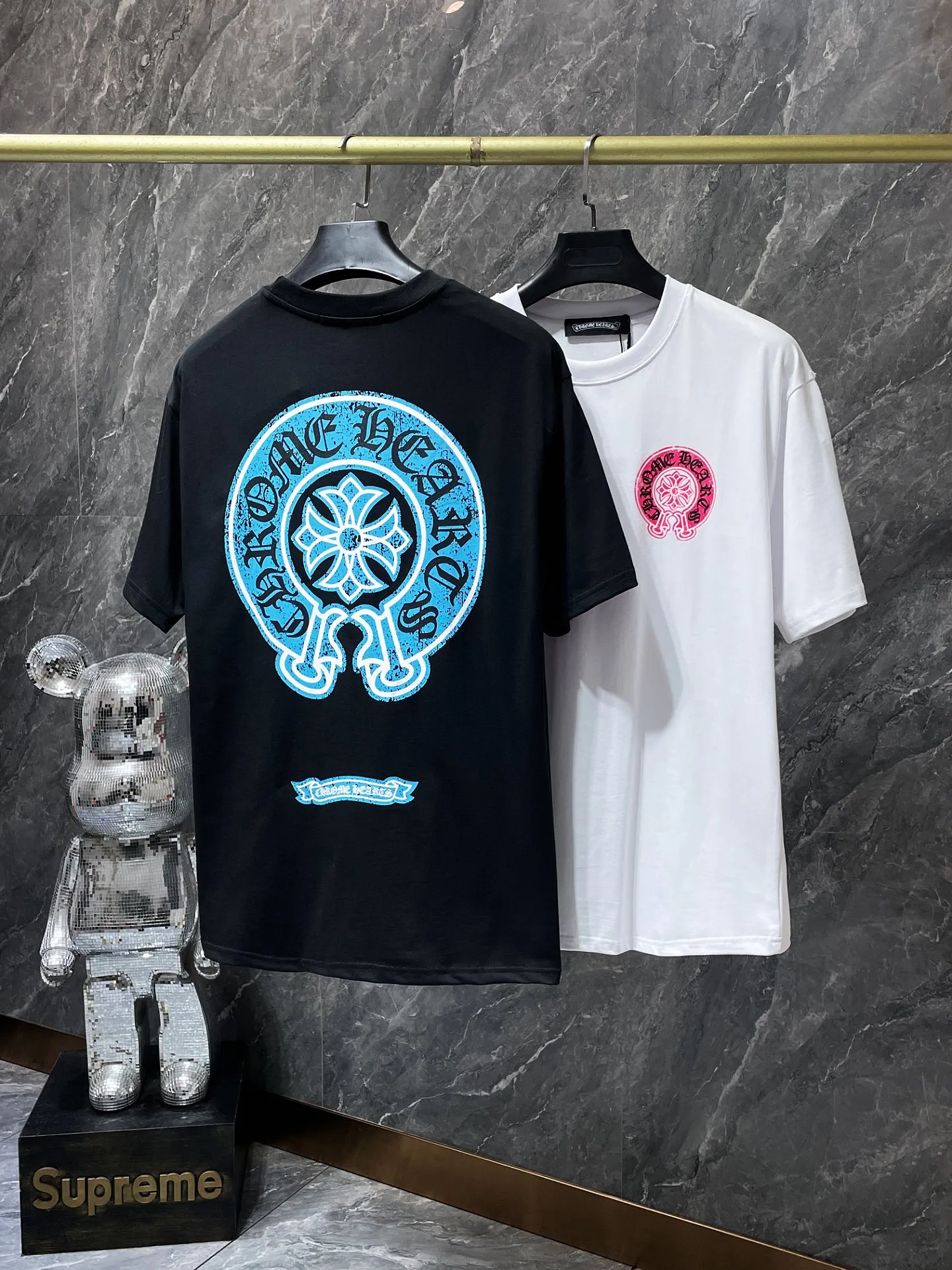 P144 New Chrome Hearts 25ss luminous version for summer! High-weight, environmentally friendly and high-quality top-quality fabric 260g~270g Crow distressed cross luminous short-sleeves. Counter synchronization. Re-engraved version 1:1. Recommended color: black, white. Size: S, M, L, XL.